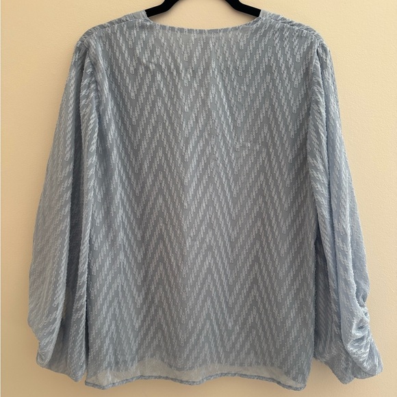 Entro Women’s Chevron Textured Blouse Size Large Blue V Neck Boutique - Picture 5 of 6